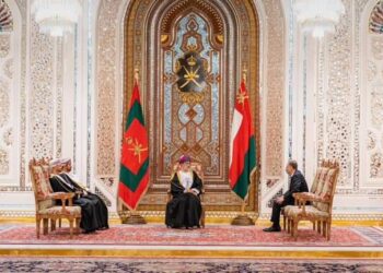 السفير المصري في مسقط يُقدم أوراق اعتماده لسلطان عُمان