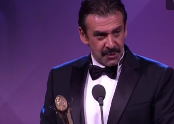 النجم كريم عبد العزيز يحصد جائزة فاتن حمامة للتميز من مهرجان القاهرة السينمائي