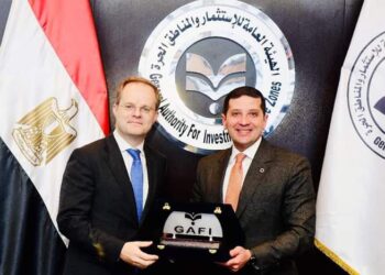 رئيس هيئة الاستثمار يبحث مع السفير البريطاني تعزيز العلاقات الاستثمارية بين البلدين