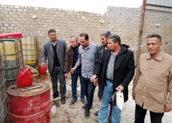 محافظة الجيزة تغلق وتشمع مصنع تعبئة “زيوت سيارات” يستخدم مستلزمات مجهولة المصدر