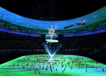 متزلجون يحتفلون مع تميمة”بينغ دوين دوين” في بكين 2022