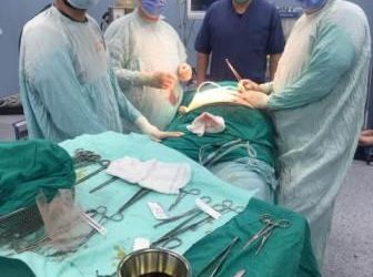 فريق جراحى ببنها التعليمى ينقذ حياة مسنة تعانى إختناقا بفتق ضخم بجدار الأمعاء وإنسدادها