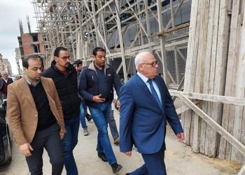 محافظ بورسعيد يتابع سير العمل في انشاء الجناح البحري لمستشفي السلام