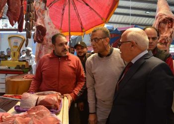 محافظ بورسعيد يتابع سير العمل داخل سوق العصر 1 و2 بحي العرب