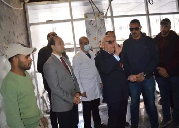 محافظ بورسعيد يتابع مستجدات الأعمال الإنشائية بمبنى الجناح البحري بمستشفى السلام