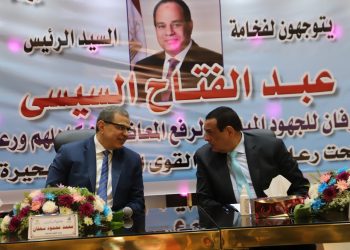 سعفان ومحافظ  البحيرة يسلمان 5569  وثيقة تأمين تكافلى للعمالة غير المنتظمة
