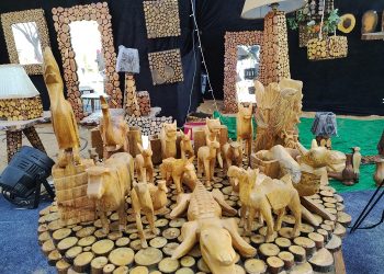 فريق جرين جاليري يُعيد تدوير مخلفات الأشجار في تصنيع الديكورات المنزلية