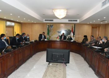 محافظ الفيوم يوجه المسؤولين برفع درجة الاستعداد لعبور موسم توريد القمح دون أزمات