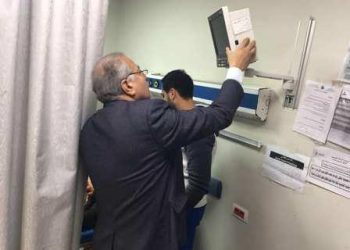 “الخطيب” يختبر الأطباء بمستشفى أبو المنجا ويحيل المخالفين للتحقيق