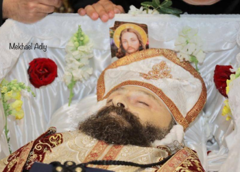 بالصور .. صلاة الجنازة على جثمان القمص أرسانيوس وديد من الكاتدرائية المرقسية بالإسكندرية