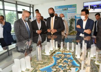 وزير الإسكان يستعرض المخطط و التصميمات المقترحة و أنشطة الأراضي بمنطقة الداون تاون بمدينة العلمين الجديدة