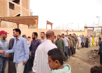 أسرة “سجدة” تودع جثمانها بالدموع والحزن يخيم على قريتها
