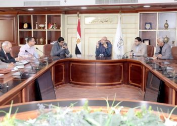 محافظ بني سويف يناقش خطة استعدادات استلام وتوريد القمح المحلي