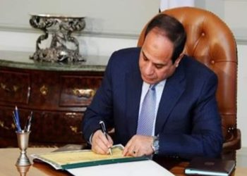 الرئيس السيسي يصدر قرارا بمد خدمة السفير أحمد فاروق محمد توفيق لمدة عام اعتبارا من 3 يناير 2022