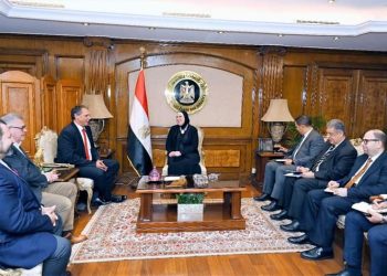 وزيرة التجارة والصناعة تبحث مع مرسيدس-بنز ايجيبت خطط الشركة لتعزيز استثماراتها بمصر