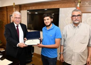 رئيس مجلس إدارة المقاولون العرب  يكرم  اسم المرحوم المهندس عمرو حامد