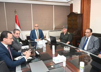 وزير الإسكان ونائب رئيس الهيئة الهندسية يستعرضان عددًا من المشروعات المشتركة