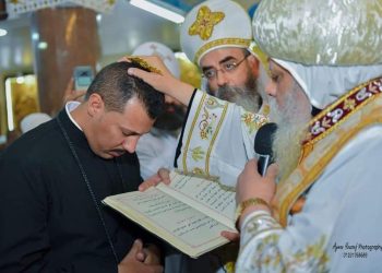 الأنبا مرقوريوس يسيم كاهنيْن بجرجا