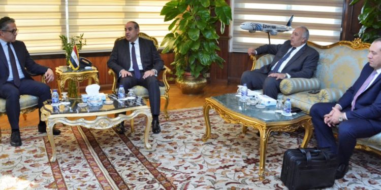 وزيرا الطيران والسياحة والآثار يبحثان آليات تنشيط الحركة الجوية والسياحية