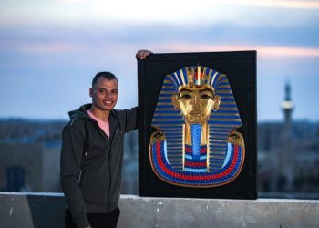 بالخيط والمسامير.. وليد اللهواني يجسد قناع توت عنخ آمون