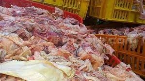 ضبط 2.5 طن هياكل دواجن فاسدة ودقيق مجهول المصدر بالقليوبية