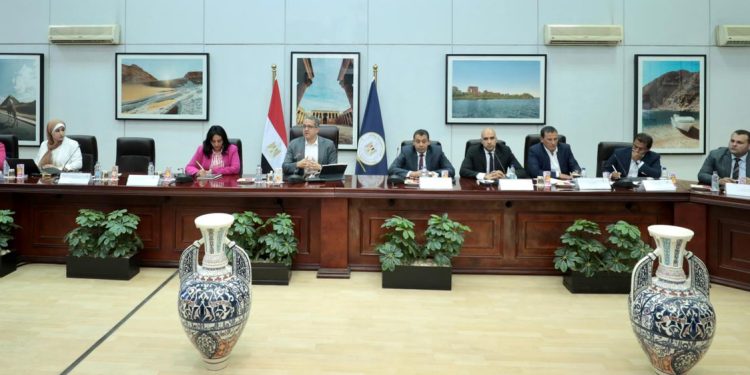 وزيرا السياحة والآثار والطيران المدني يبحثان آليات تنشيط الحركة السياحية والجوية