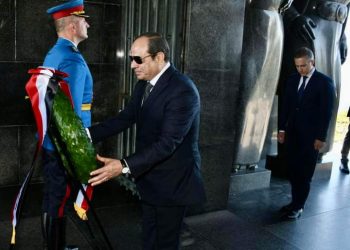 السيسي يضع إكليلاً من الزهور على قبر الجندي المجهول بجبل أفالا في صربيا