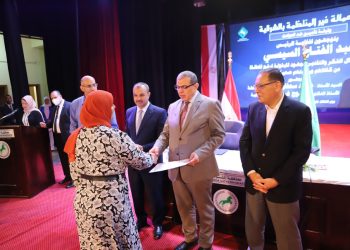 “سعفان” و”غراب” يسلمان ماكينات خياطة وشنط عدة لأوائل خريجي التدريب المهني بالشرقية