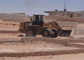 إزالة تعديات علي مساحة ١٣٤٣٨ متر مربع بمركز إسنا