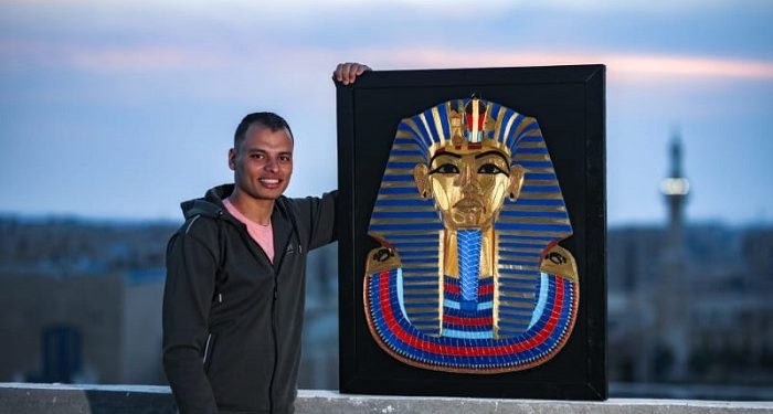 بالخيط والمسامير.. وليد اللهواني يجسد قناع توت عنخ آمون