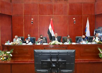 الجزار: دراسة محاور خطة ترشيد استهلاك الطاقة.. والبدء بتقليل الإضاءة بالمحاور والمبانى الحكومية
