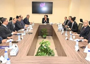 وزير التجارة والصناعة يبحث مع قيادات الوزارة ترتيبات انتقال العاملين للعاصمة الإدارية
