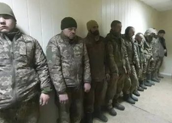 أقفاص معدنية لمحاكمات محتملة تجريها روسيا لأسرى حرب أوكرانيين
