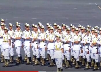 حرس الشرف يؤدون التحية العسكرية للرئيس السيسي وبدوره يحيي أهالي الخريجين