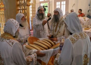 أساقفة ورهبان وقساوسة يشاركون في قداس تذكار الميلاد السمائي الأول لمثلث الرحمات الأنبا كاراس بنقادة