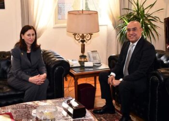وزير الإسكان يلتقي نظيرته التونسية لعرض التجربة المصرية فى إنشاء المدن الجديدة وتطوير المناطق غير الآمنة