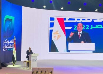 السيسى: أي مسار اقتصادي  يتم طرحه يجب على متخذي القرار النظر إلى البيئة السياسية والمجتمعية والثقافية والفكرية