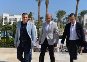 وزير السياحة يتفقد المنشآت الفندقية بشرم الشيخ ويلتقي عدد من العاملين