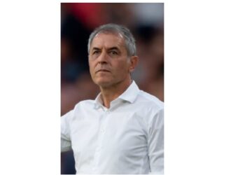 كولر يحاضر اللاعبين قبل التحرك لملعب المباراة