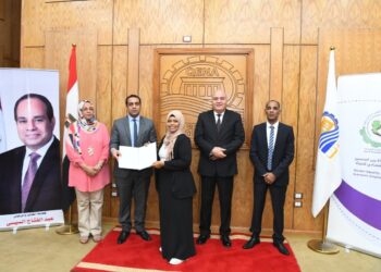 مديرية القوى العاملة بقنا تُسلم 53 عقد عمل للفتيات