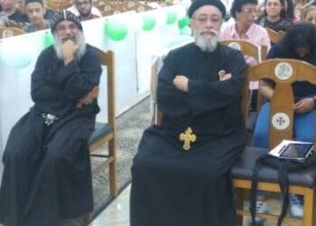 بالصور والفيديو.. الأنبا مكسيموس يشهد عرض للمسرح الأسود لشباب مارجرجس ببنها ويشيد بجودته