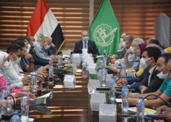 محافظ القليوبية يعقد اجتماعًا لعرض مخرجات مخططات التطوير والتحسين لمنطقتي بهتيم – حي شرق