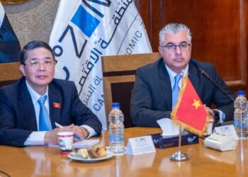 رئيس اقتصادية قناة السويس يستقبل نائب الجمعية الوطنية الفيتنامية لبحث التعاون المشترك