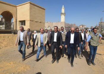 رئيس الوزراء يتفقد أعمال تطوير ساحة جامع عمرو بن العاص