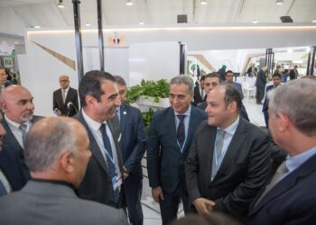 على هامش قمة المناخ.. وزير التجارة والصناعة يزور جناح المنطقة الاقتصادية ويلتقي بالمستثمرين
