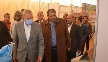 محافظ القليوبية يقوم بالتفتيش على السلاسل التجارية والمحلات الكبرى للتأكد من تواجد السلع الغذائية وبيعها بالأسعار المناسبة
