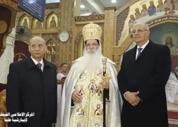 الأنبا إسحق يتلقى التهنئة بعيد الميلاد من قيادات محافظة سوهاج
