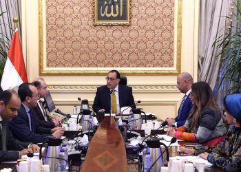 رئيس الوزراء يتابع مع “الرقابة المالية” و”البورصة” تطورات سوق الأوراق المالية والخدمات المالية غير المصرفية