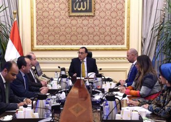 رئيس الوزراء يتابع مع “الرقابة المالية” و”البورصة” تطورات سوق الأوراق المالية والخدمات المالية غير المصرفية