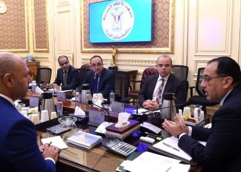 رئيس الوزراء يتابع مع “الرقابة المالية” و”البورصة” تطورات سوق الأوراق المالية والخدمات المالية غير المصرفية